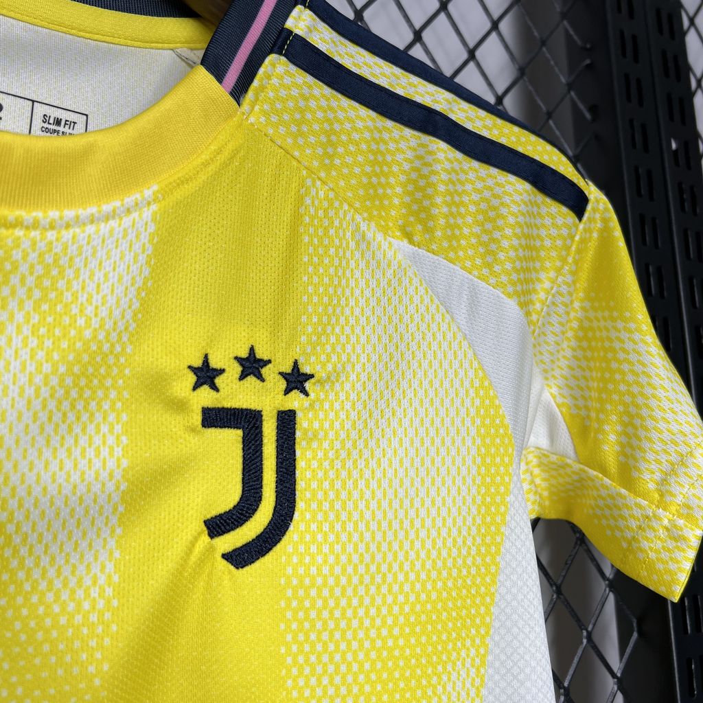 Juventus Cristiano Ronaldo 7 Kids Away Soccer Jersey 2024/25