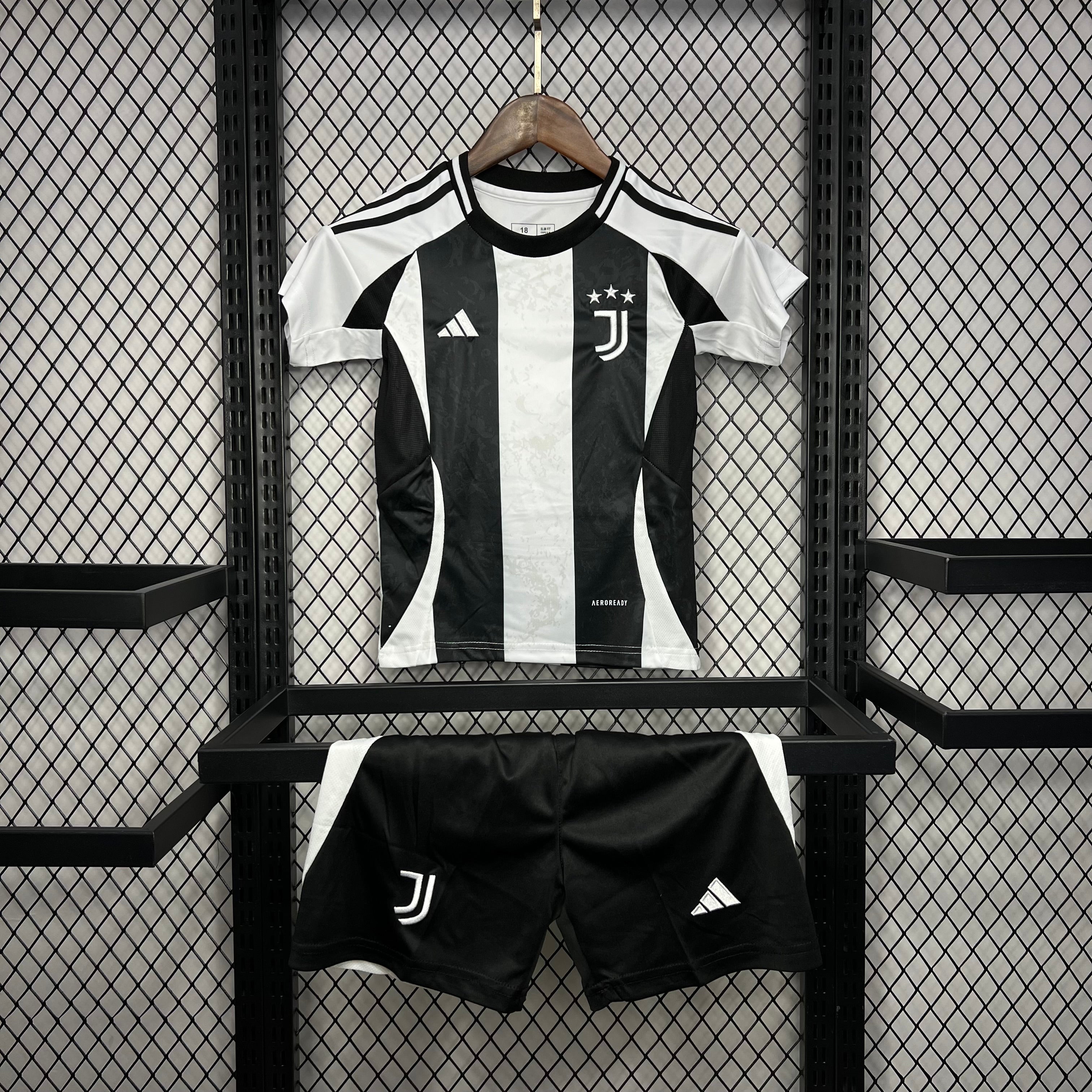 Juventus Cristiano Ronaldo 7 Kids Home Soccer Jersey 2024/25